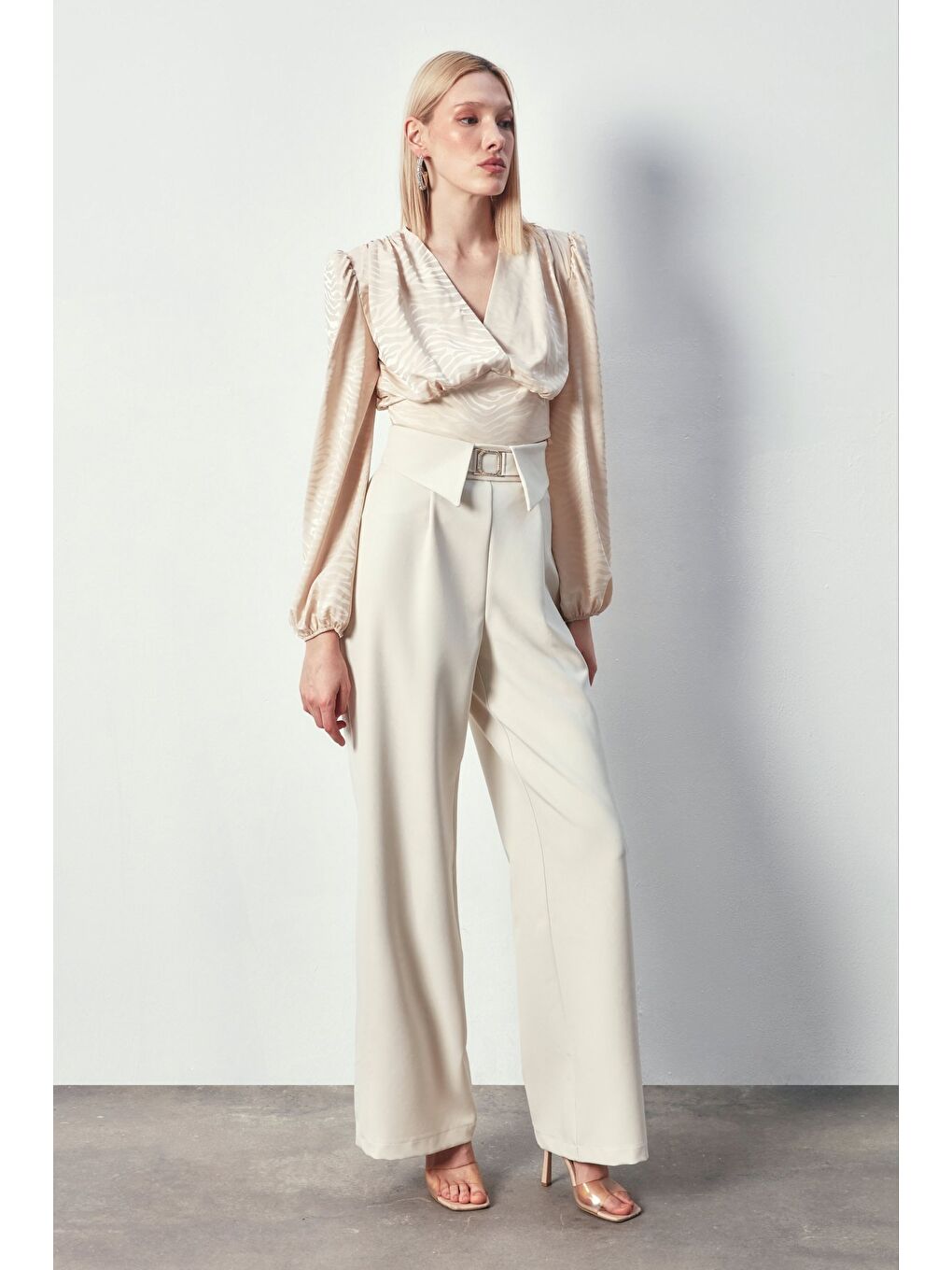 Desenli Kruvaze Saten Bluz - Bej-4