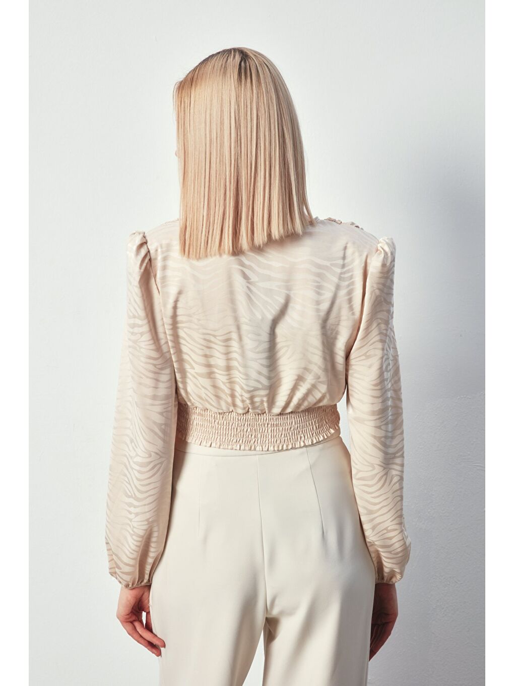 Desenli Kruvaze Saten Bluz - Bej-5