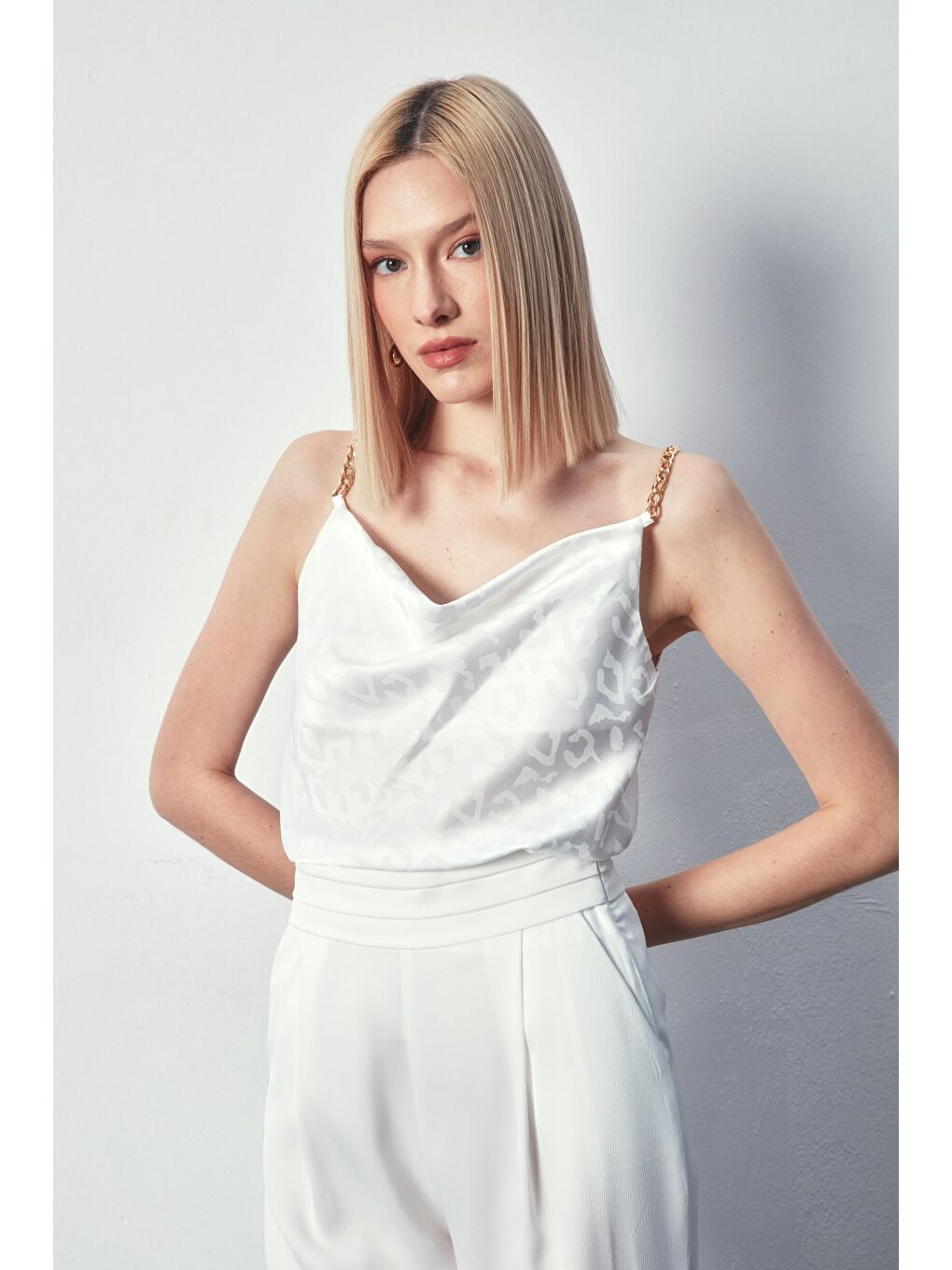 Zincir Askılı Saten Bluz - Ekru-3