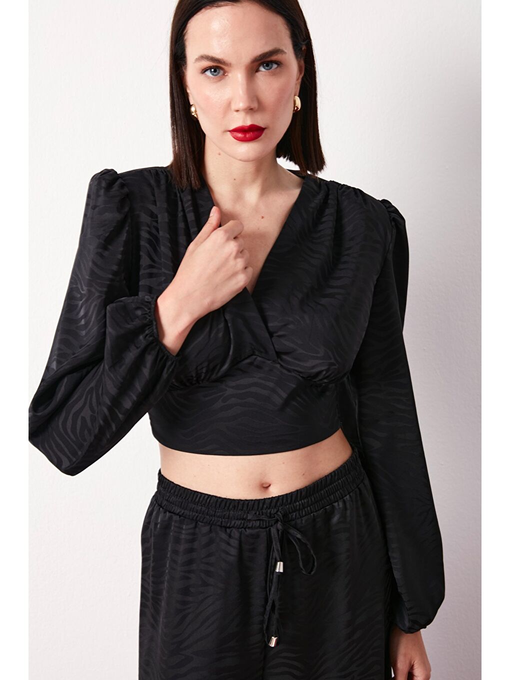 Desenli Kruvaze Saten Bluz - Siyah-1