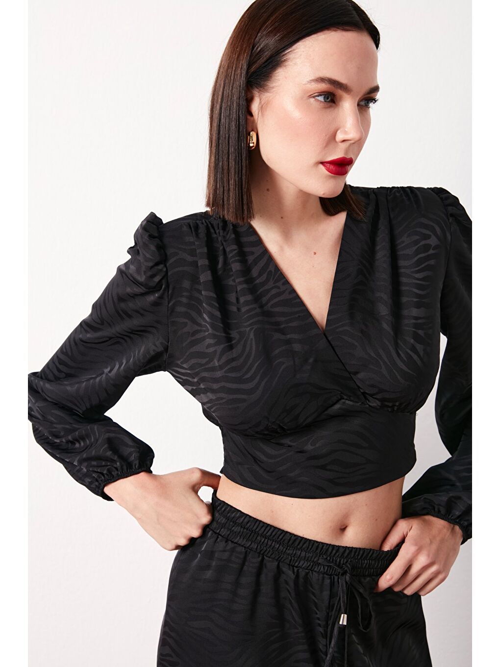 Desenli Kruvaze Saten Bluz - Siyah-2