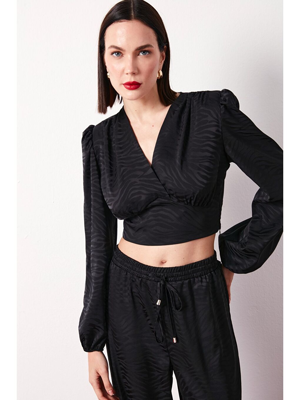 Desenli Kruvaze Saten Bluz - Siyah-3