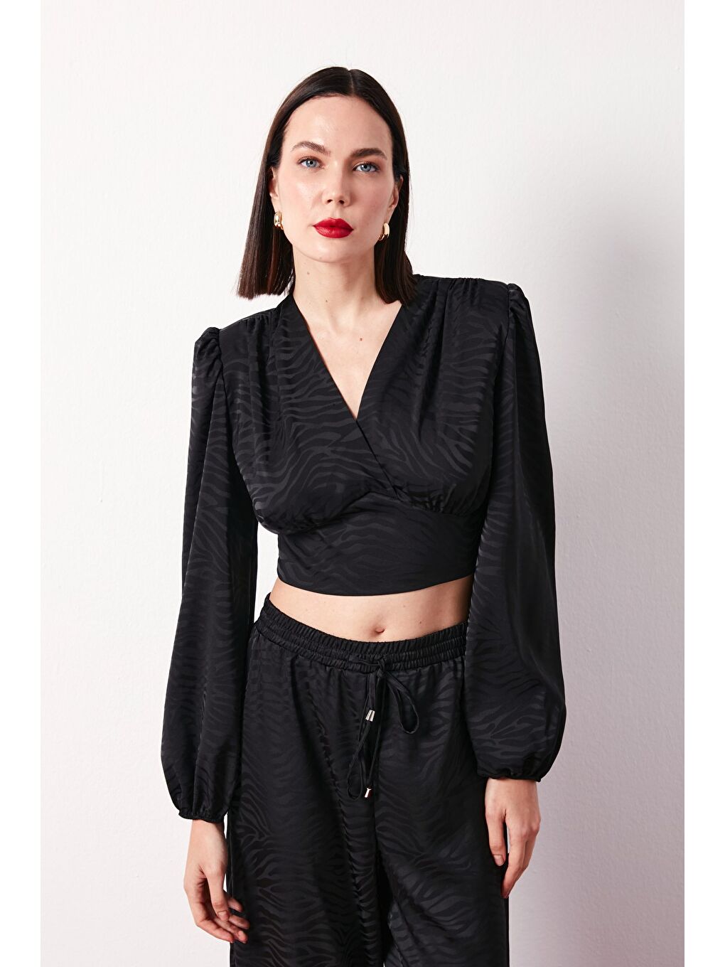 Desenli Kruvaze Saten Bluz - Siyah-4