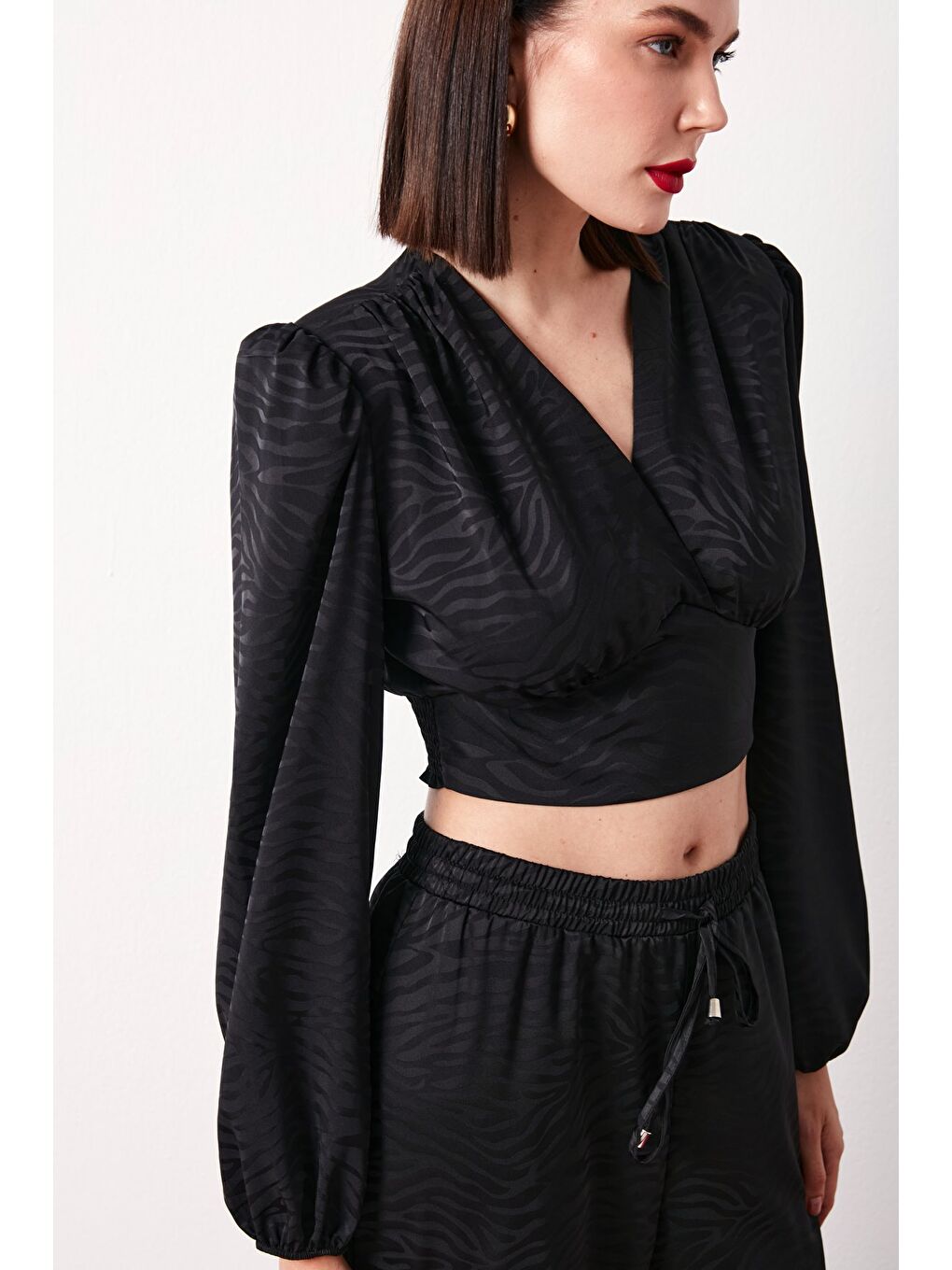 Desenli Kruvaze Saten Bluz - Siyah-5
