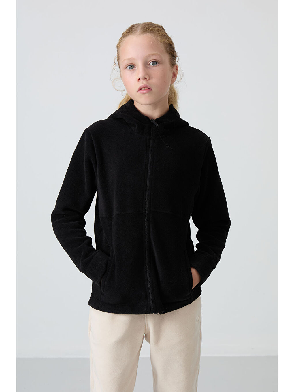 Siyah Kalın Yumuşak Dokulu Standart Fit Nakışlı Polar Kız Çocuk Sweatshirt - 75152-2