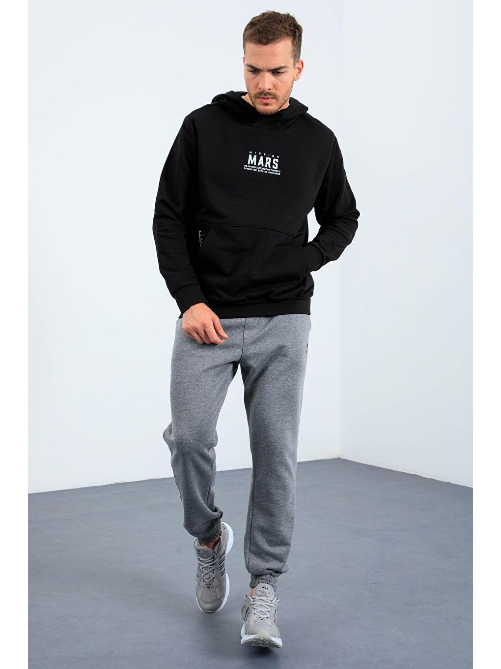Siyah Mars Yazı Ve Sırt Baskılı Kapüşonlu Rahat Form Erkek Sweatshirt - 88032-1