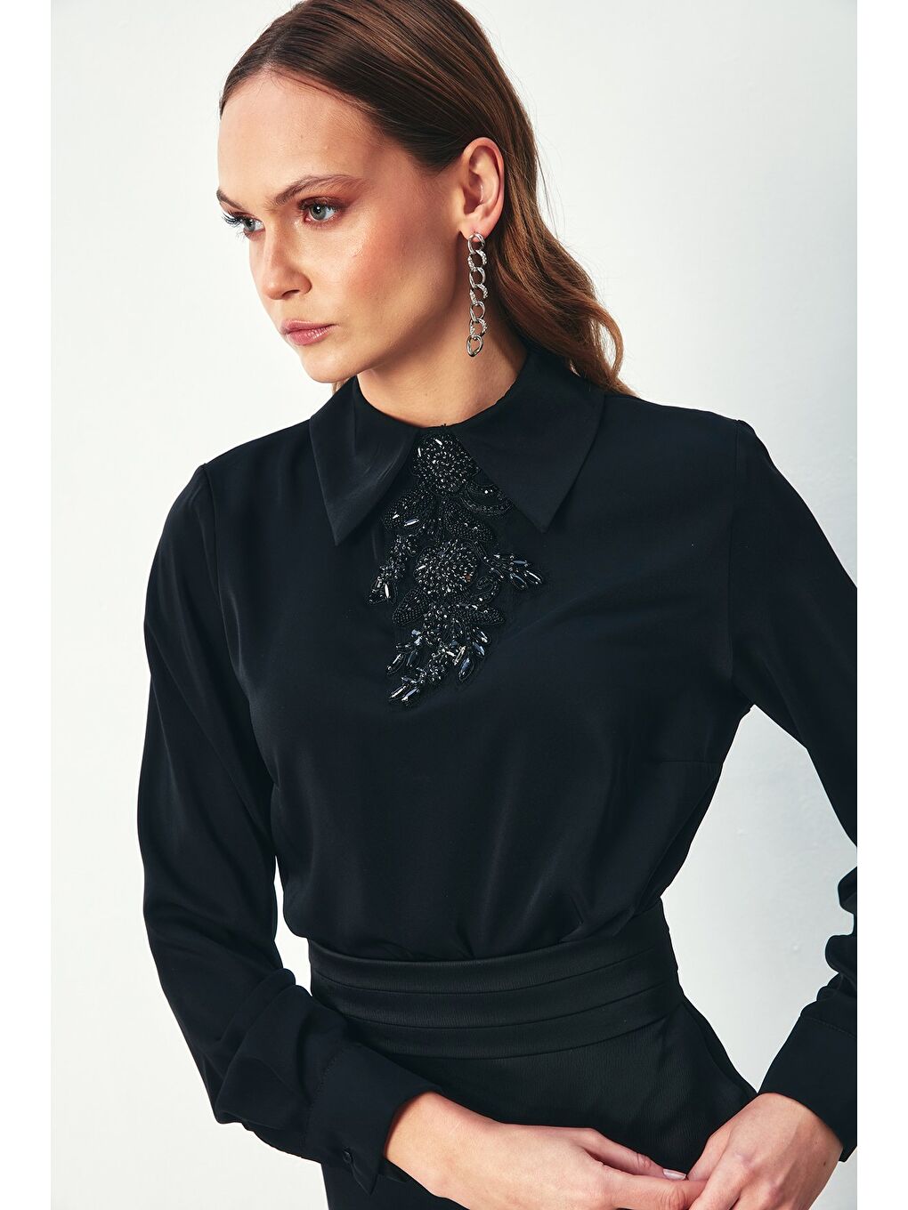Yakası Taş Aksesuarlı Bluz - Siyah