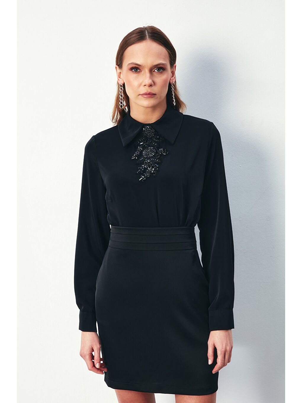 Yakası Taş Aksesuarlı Bluz - Siyah-1