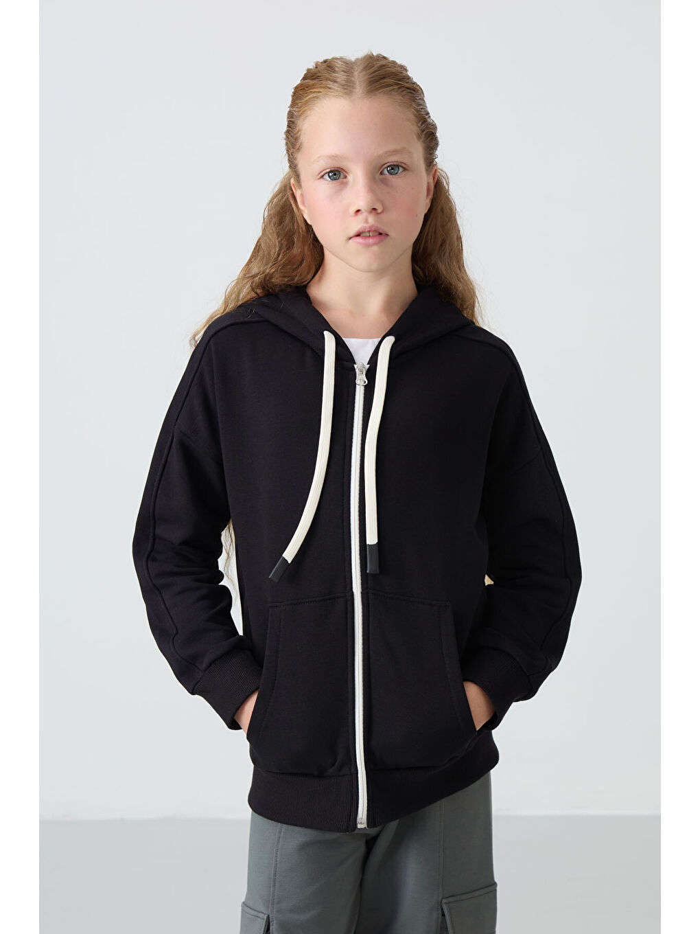 Siyah Pamuklu İçi Tüylü Yumuşak Dokulu Standart Fit Nakışlı Kız Çocuk Sweatshirt - 75149