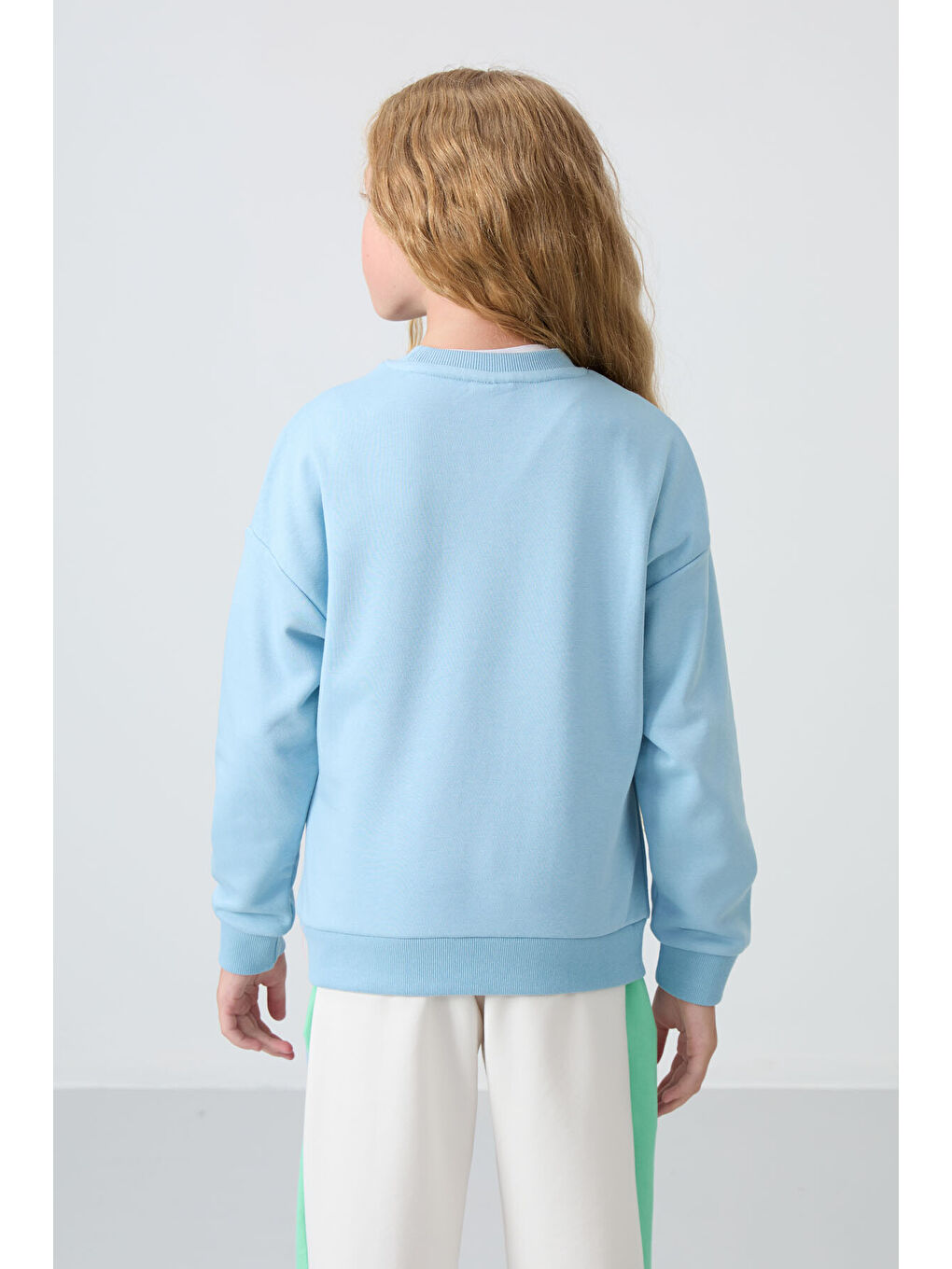 Açık Mavi Pamuklu İçi Tüylü Yumuşak Dokulu Oversize Nakışlı Kız Çocuk Sweatshirt - 75150-7