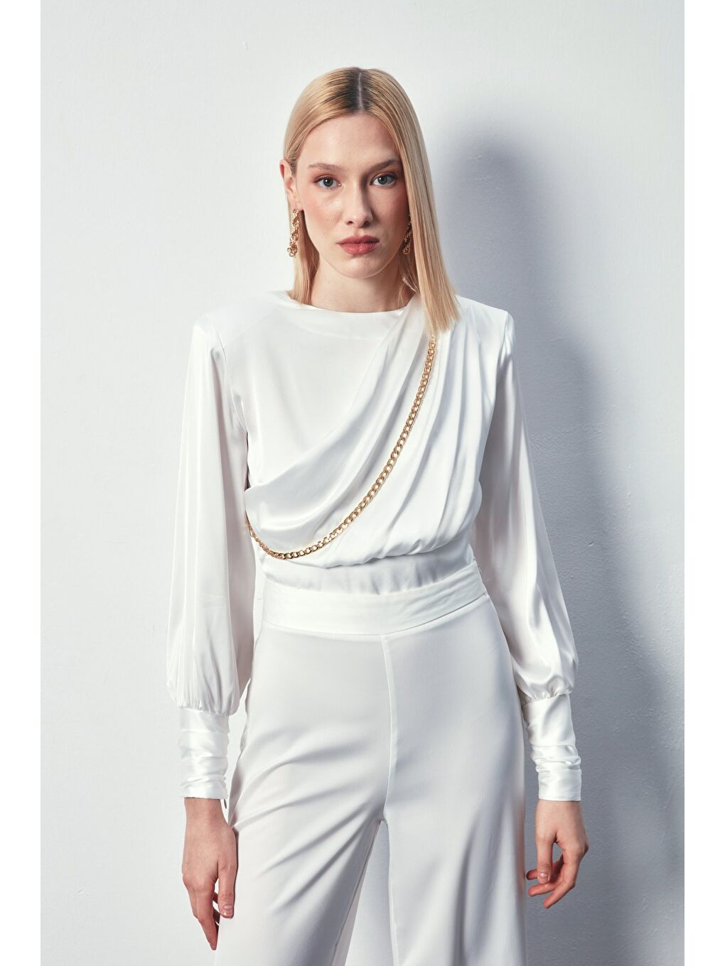 Ön Zincirli Saten Bluz - Ekru-1