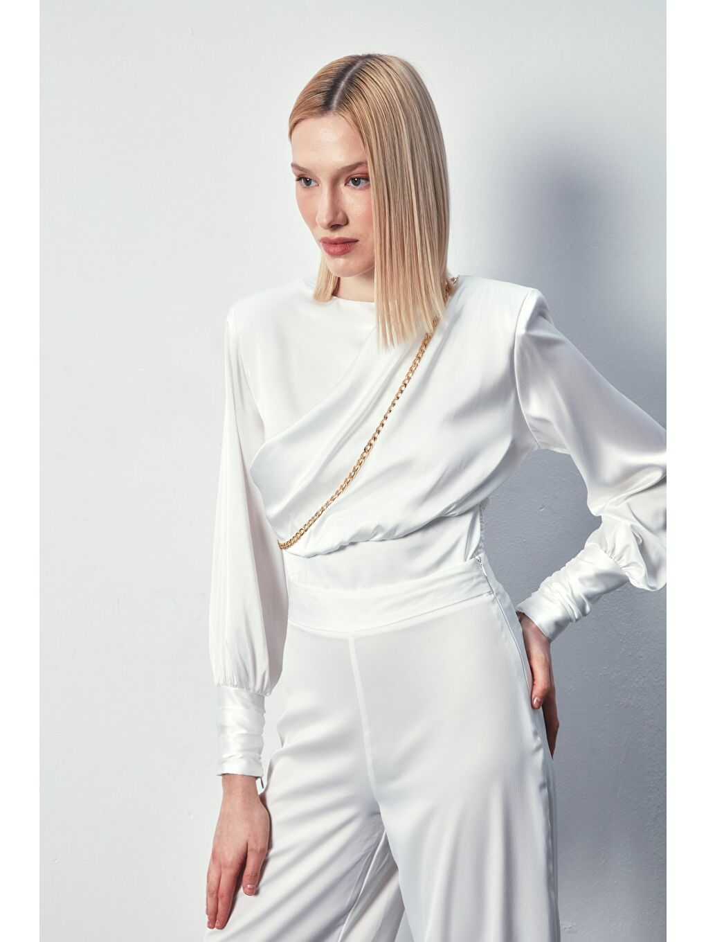 Ön Zincirli Saten Bluz - Ekru-2