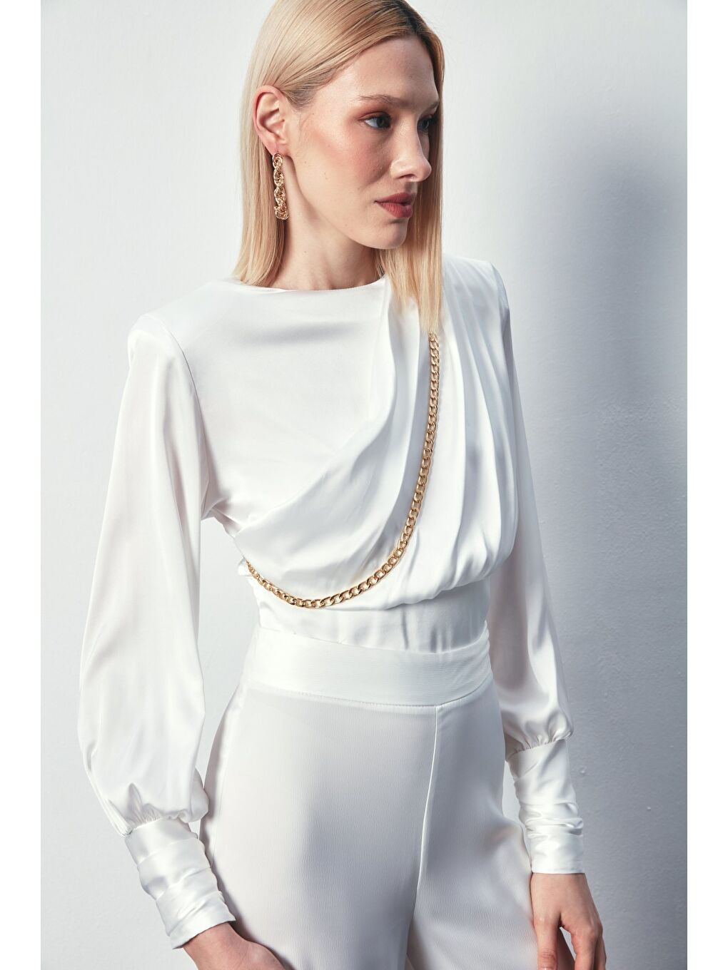 Ön Zincirli Saten Bluz - Ekru-3