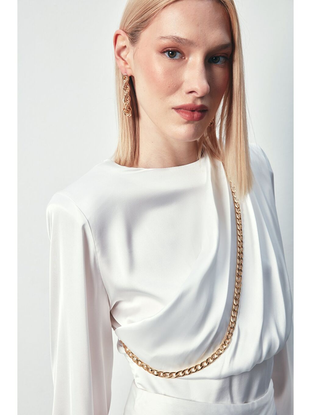 Ön Zincirli Saten Bluz - Ekru-4