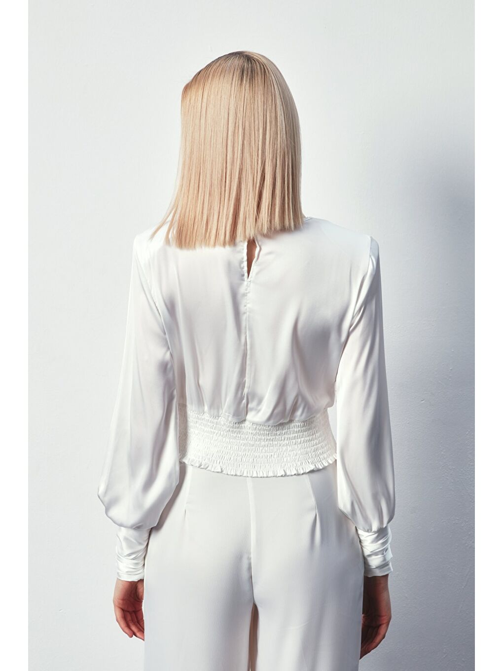 Ön Zincirli Saten Bluz - Ekru-5