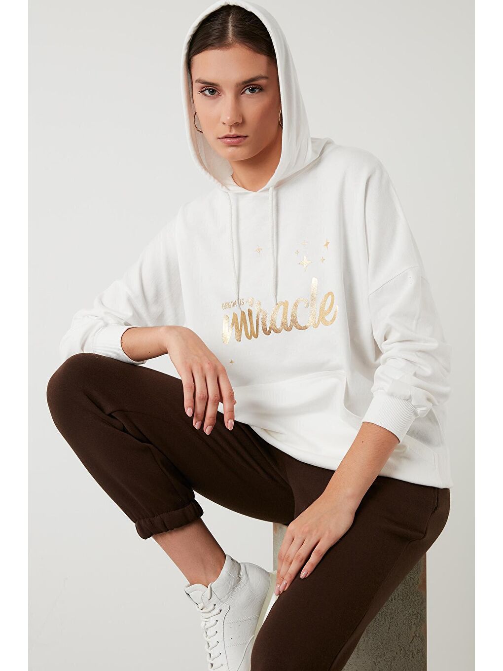 Beyaz Baskılı Pamuklu Kanguru Cepli Kapüşonlu Oversize Sweat 6001042-1