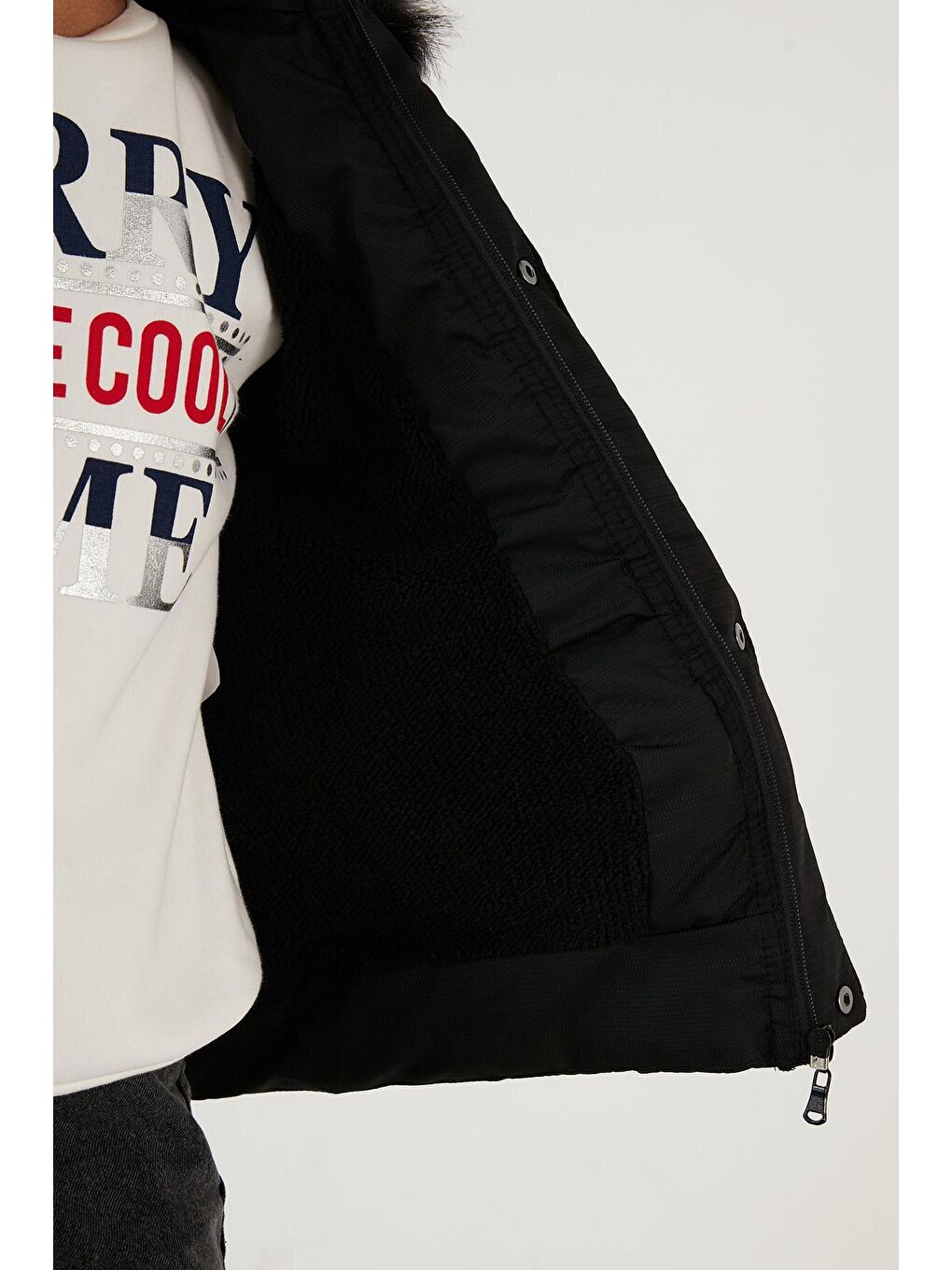 Siyah Fermuarlı Suni Kürklü Peluş Astarlı Çıkarılabilir Kapüşonlu Mont 5760026-4