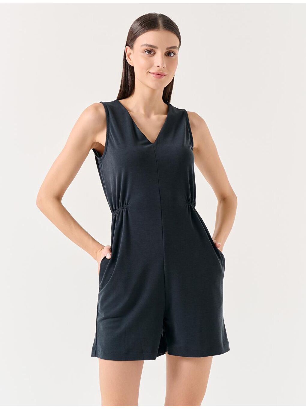 Siyah Düz Kesim V Yaka Kolsuz Örme Tulum