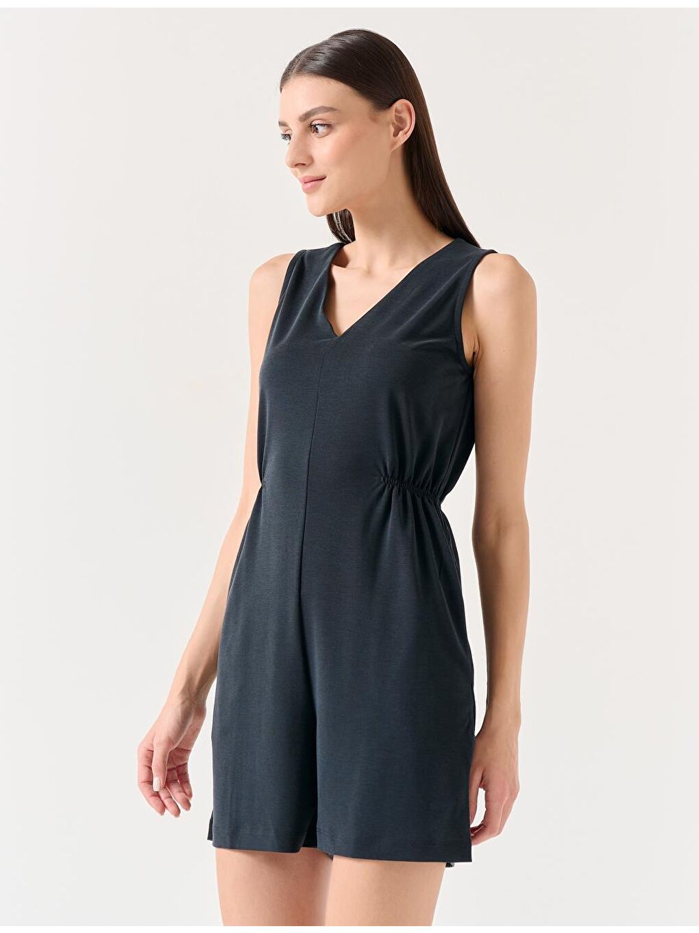 Siyah Düz Kesim V Yaka Kolsuz Örme Tulum-1