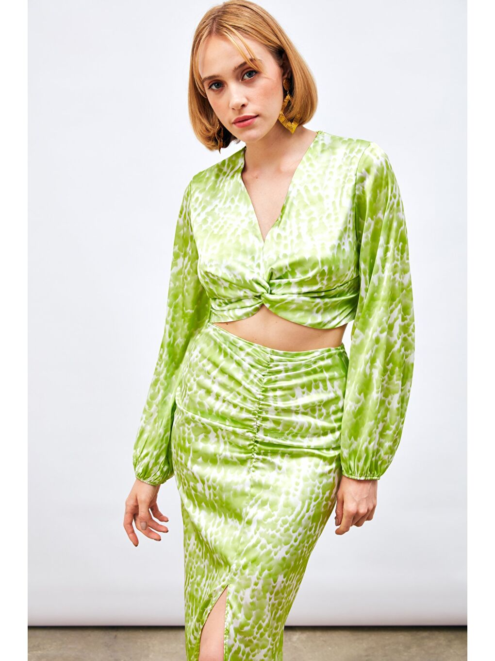 Düğüm Detaylı Desenli Bluz - Yağ Yeşili-1