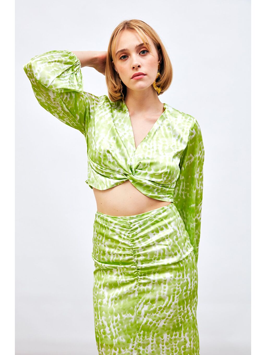 Düğüm Detaylı Desenli Bluz - Yağ Yeşili-2