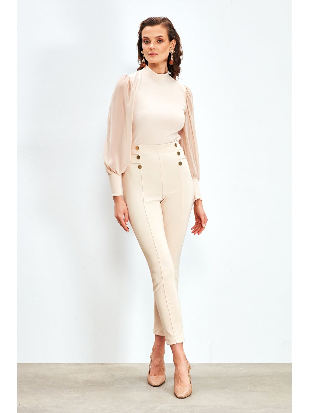 Dik Yaka Şifon Kol Detaylı Bluz - Bej