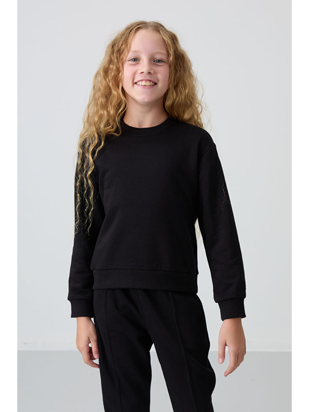 Siyah Pamuklu İçi Tüylü Yumuşak Dokulu Oversize Nakışlı Kız Çocuk Eşofman Takım - 75145-4