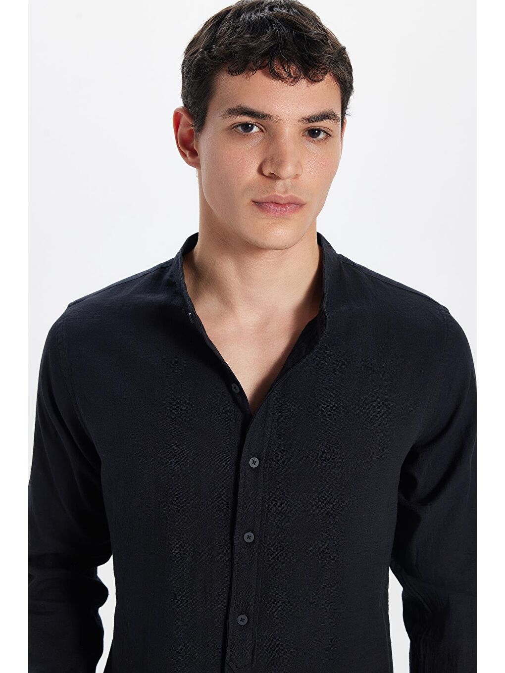 TUDORS Erkek Slim Fit Dar Kesim Uzun Kollu %100 Pamuk Keten Doku Hakim Yaka Siyah Gömlek - 1