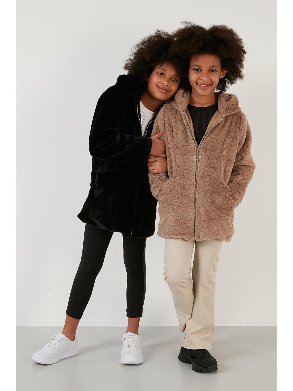 Siyah İçi Astarlı Kapüşonlu Cepli Suni Kürk Kız Çocuk Kaban 2497LINA