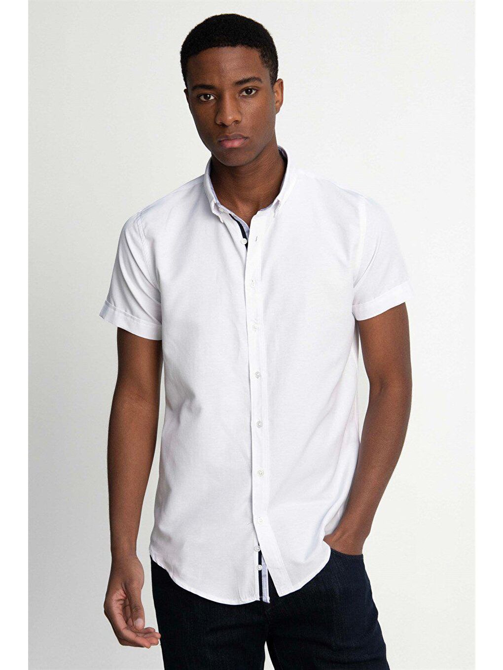 Erkek Slim Fit Dar Kesim Kısa Kollu Pamuklu Oxford Doku Kolay Ütülenebilir Beyaz Düğmeli Yaka Gömlek