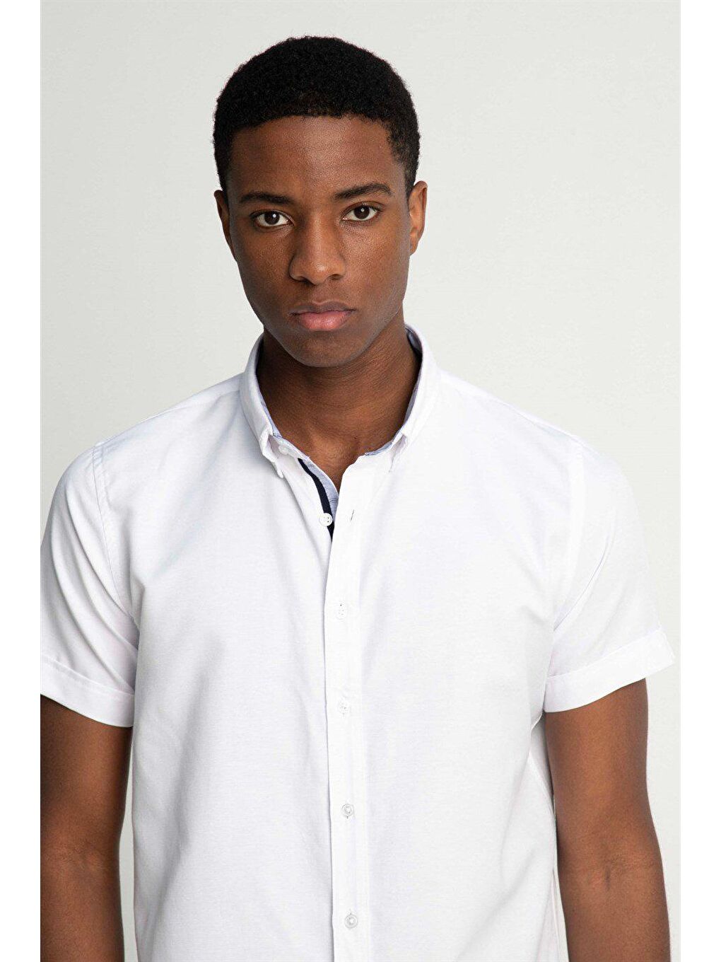 Erkek Slim Fit Dar Kesim Kısa Kollu Pamuklu Oxford Doku Kolay Ütülenebilir Beyaz Düğmeli Yaka Gömlek-1