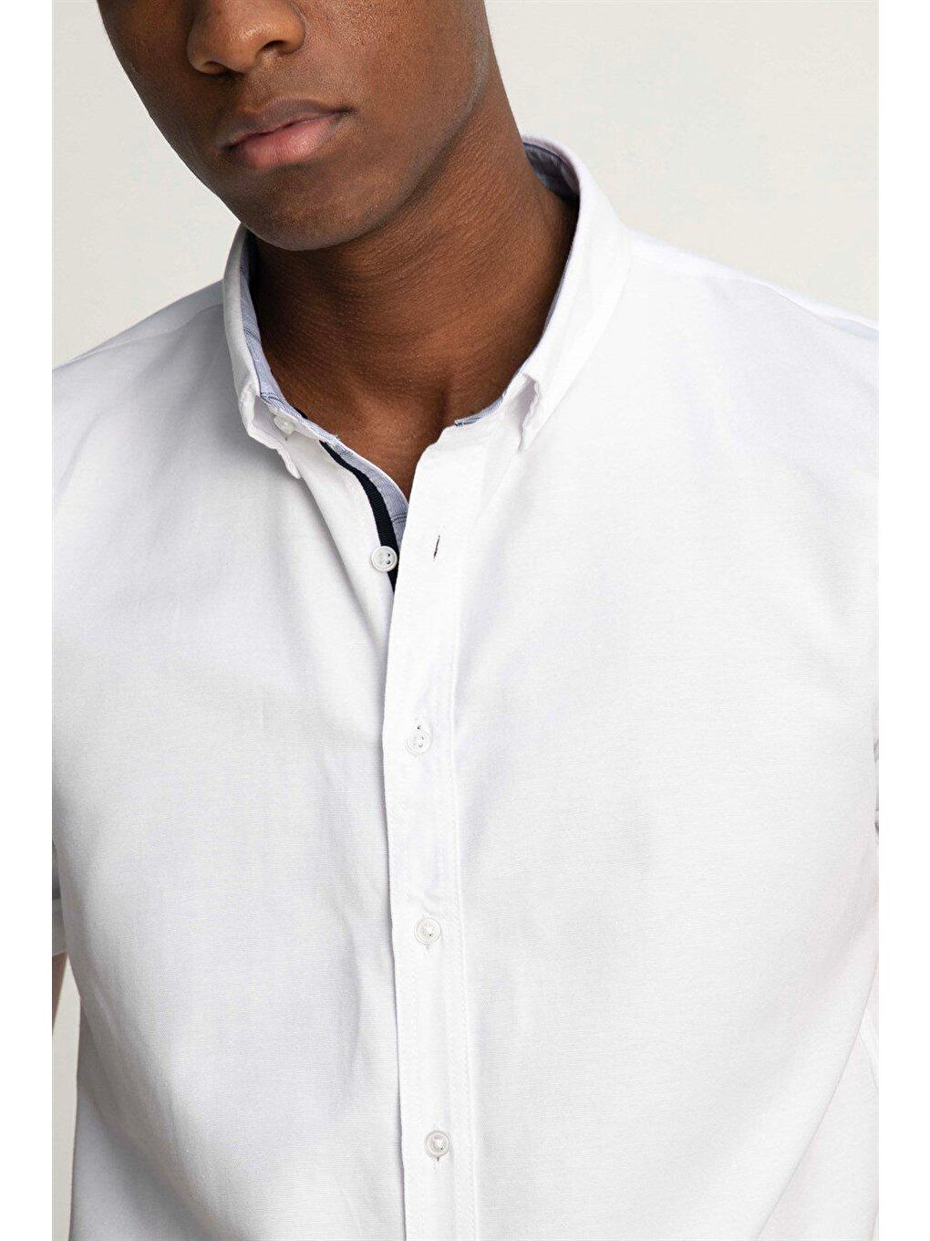 Erkek Slim Fit Dar Kesim Kısa Kollu Pamuklu Oxford Doku Kolay Ütülenebilir Beyaz Düğmeli Yaka Gömlek-2