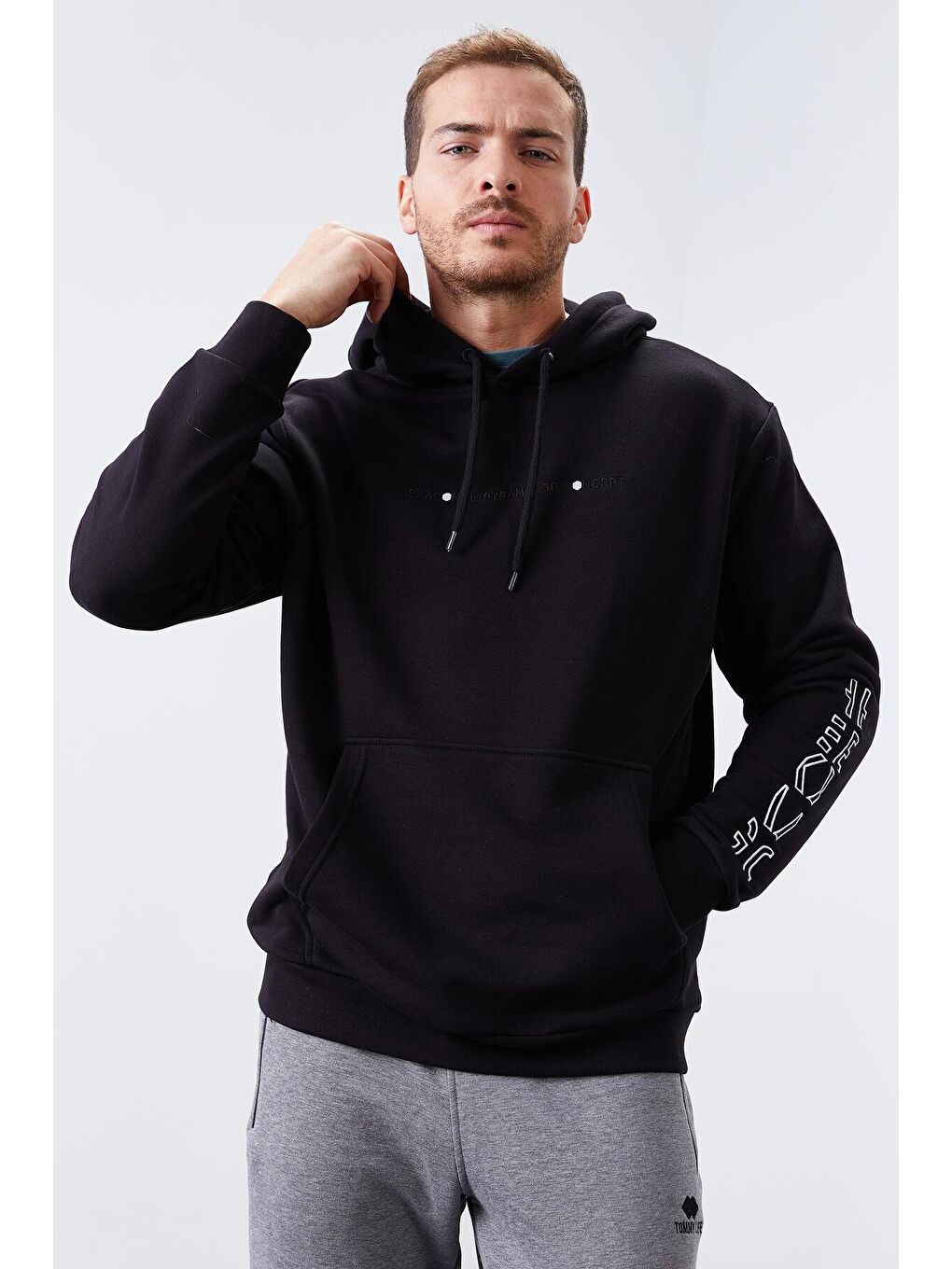 TOMMYLIFE Siyah Kol Baskılı Kapüşonlu Rahat Form Erkek Sweatshirt  - 88038