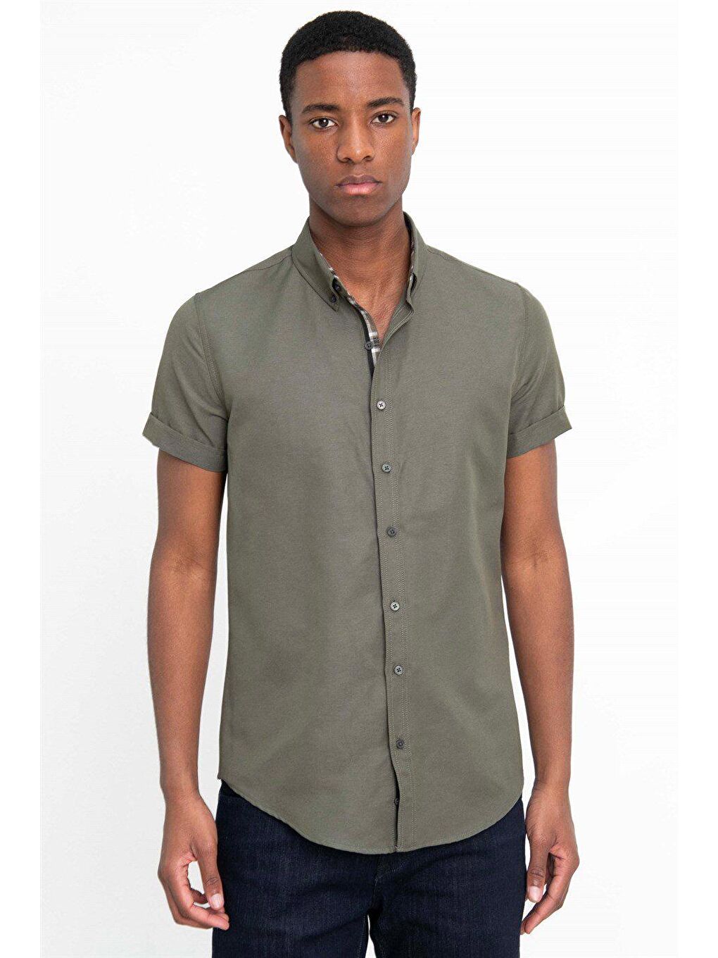 Erkek Slim Fit Dar Kesim Kısa Kollu Pamuklu Oxford Doku Kolay Ütülenebilir Haki Düğmeli Yaka Gömlek-1