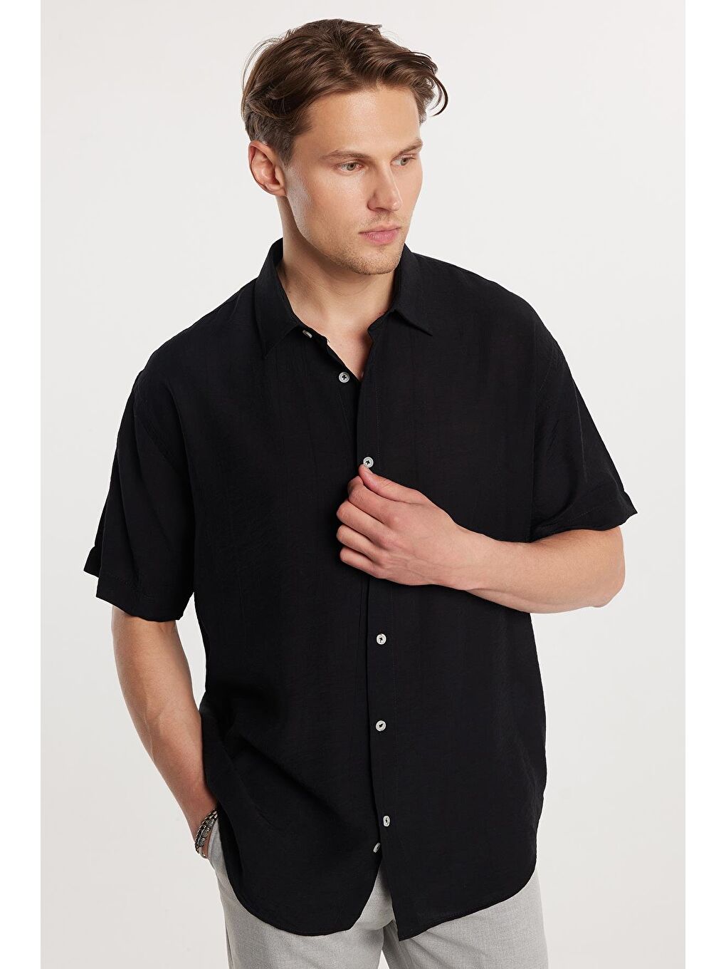 Oversize Mevsimlik Keten Dokulu Bol Kalıp Kısa Kollu Rahat Kullanım Erkek Siyah Gömlek-1