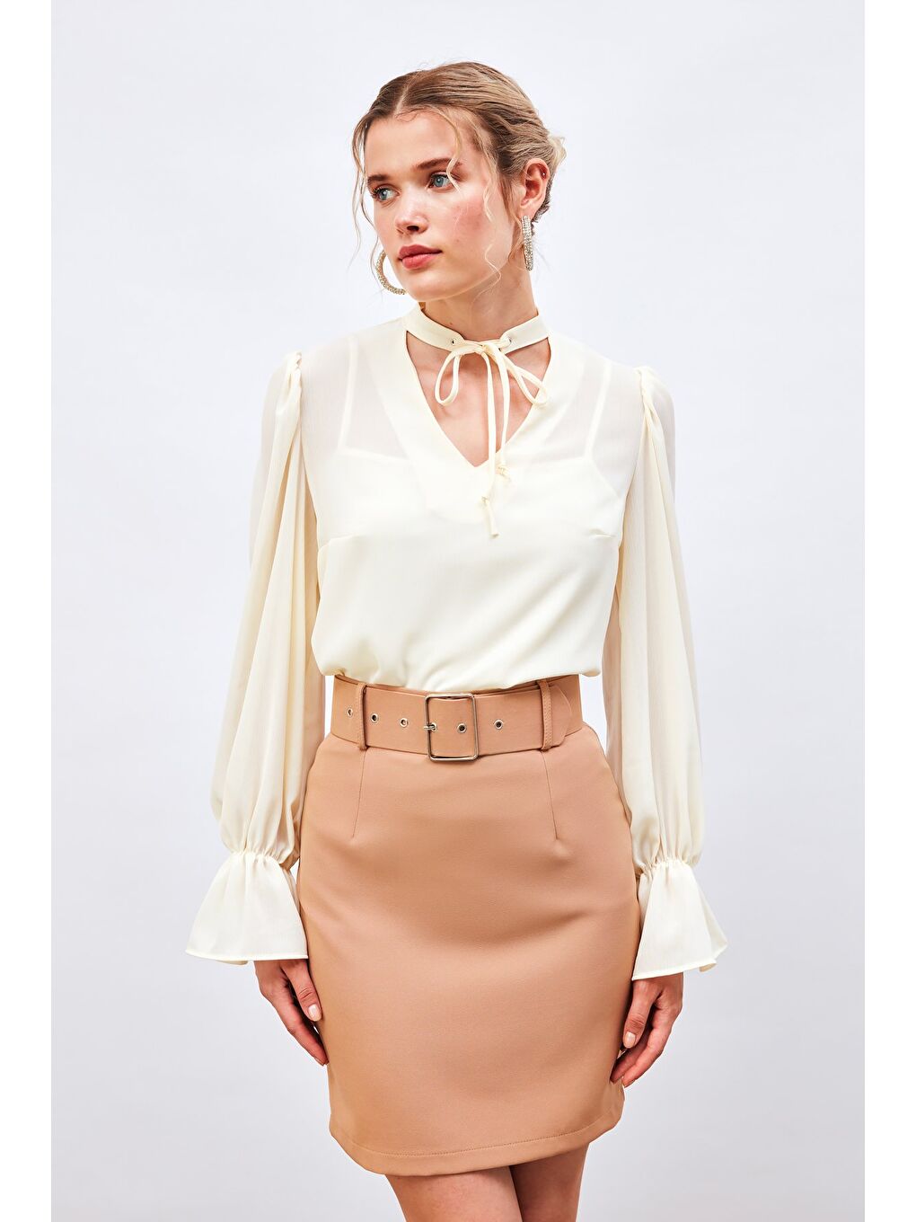 Ekru Yaka Bağlama Detaylı Salaş Bluz - Krem