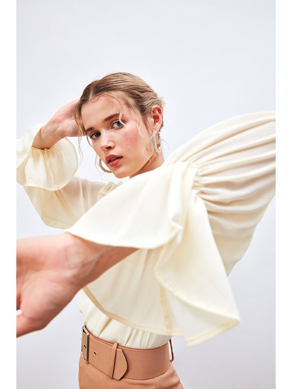 Ekru Yaka Bağlama Detaylı Salaş Bluz - Krem-1