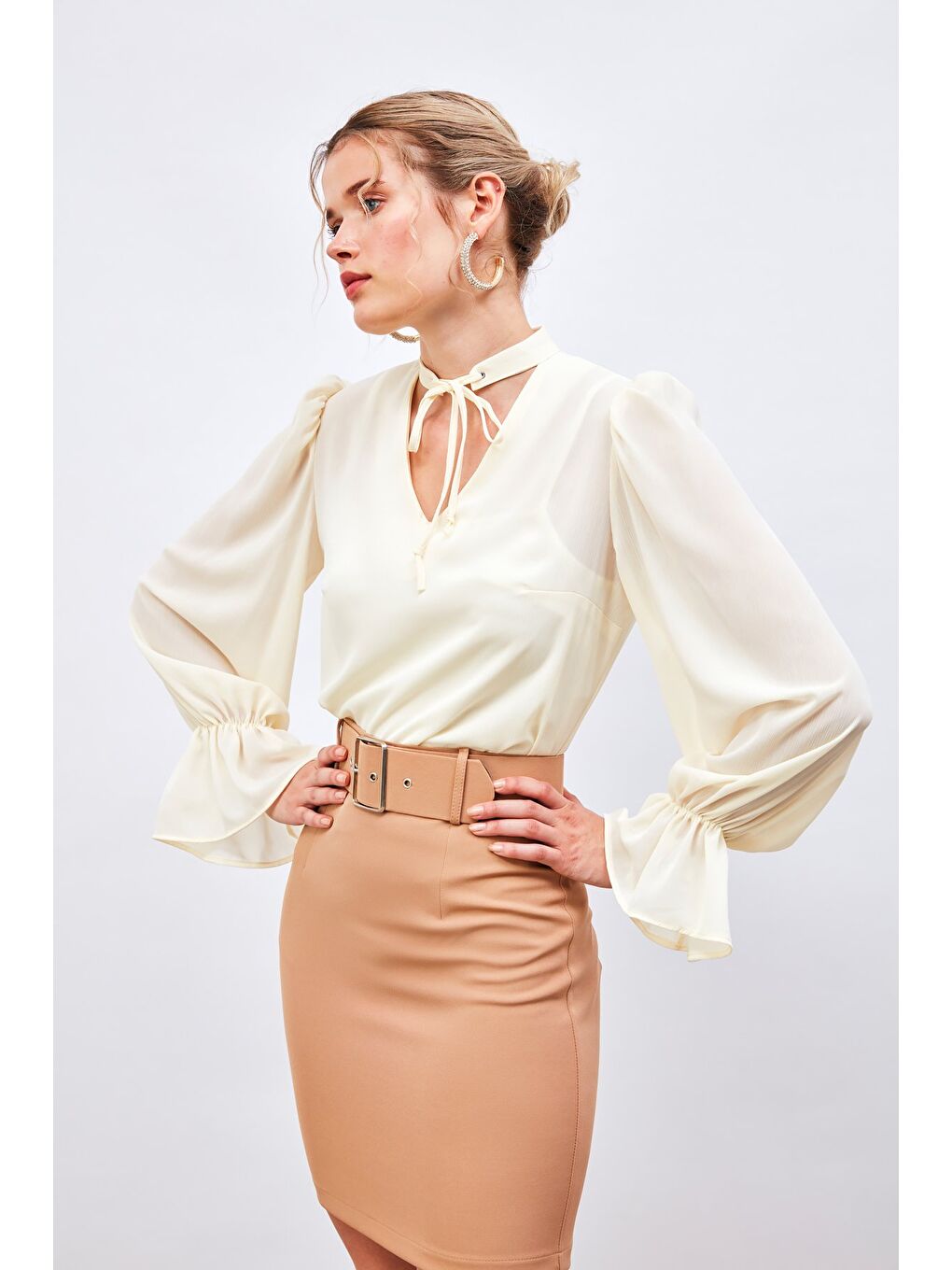 Ekru Yaka Bağlama Detaylı Salaş Bluz - Krem-2