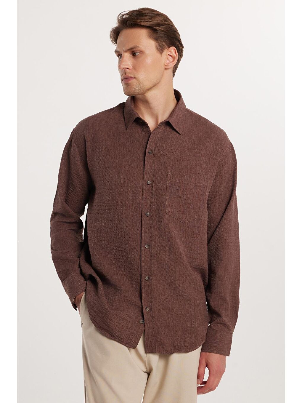 Erkek Relax Fit Rahat Kesim Pamuklu Keten Doku Tek Cepli Kahverengi Gömlek