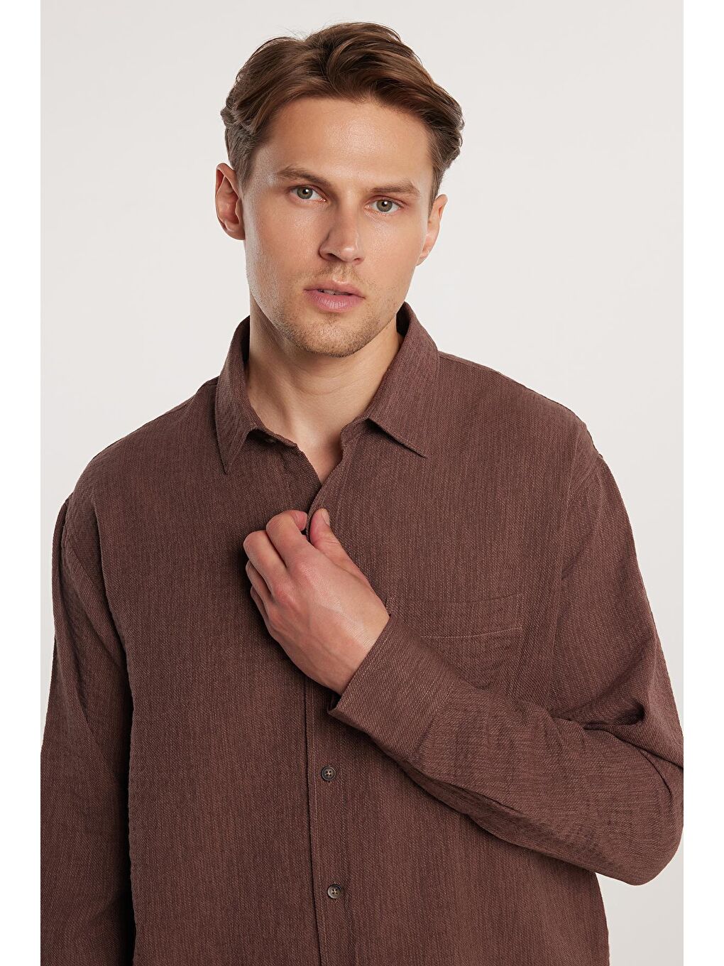 Erkek Relax Fit Rahat Kesim Pamuklu Keten Doku Tek Cepli Kahverengi Gömlek-1