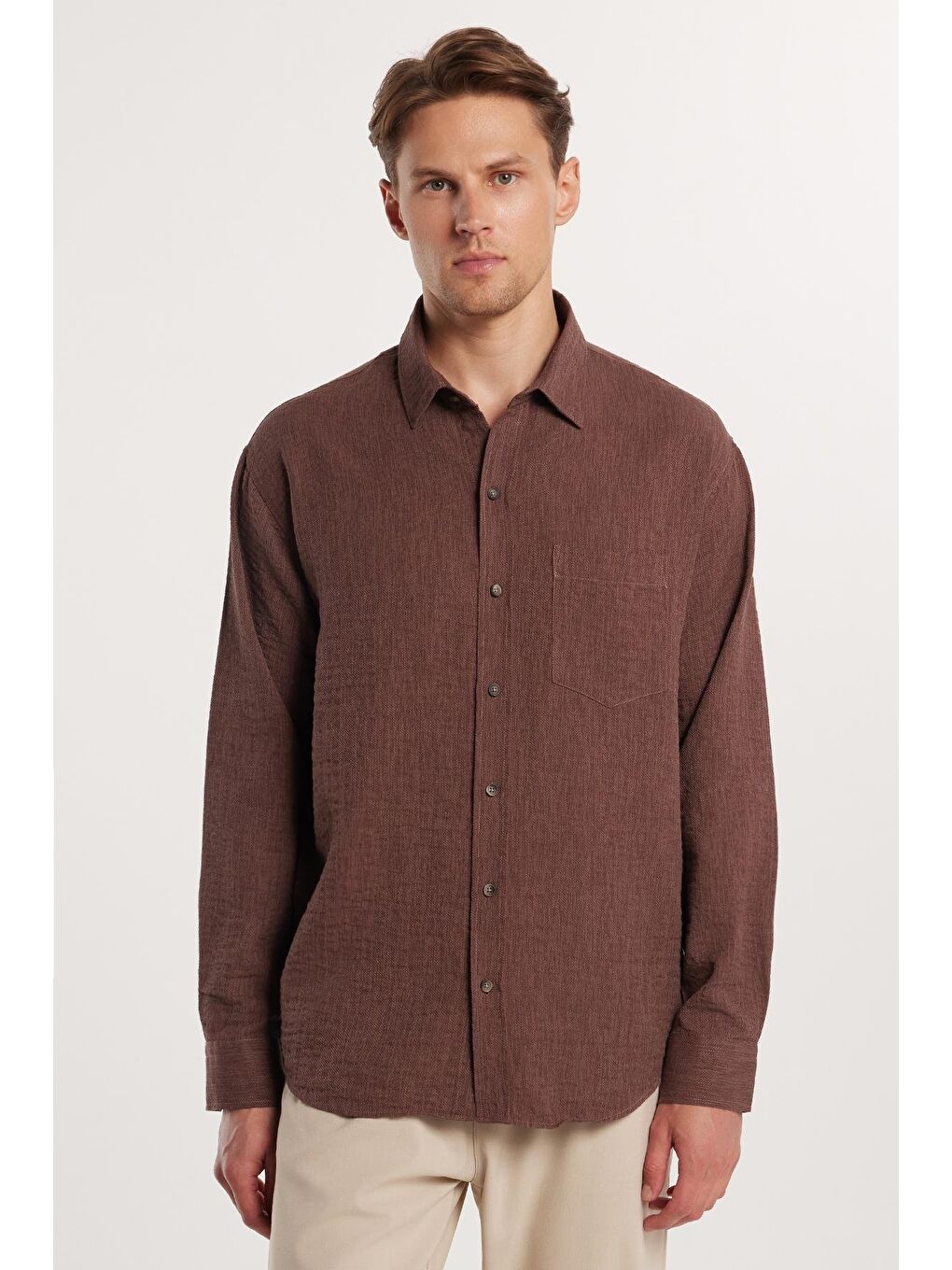Erkek Relax Fit Rahat Kesim Pamuklu Keten Doku Tek Cepli Kahverengi Gömlek-2