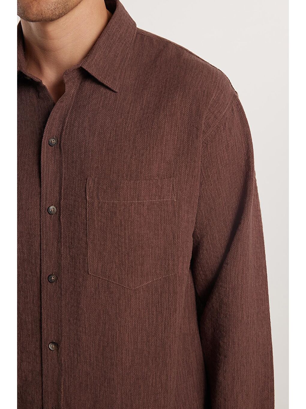 Erkek Relax Fit Rahat Kesim Pamuklu Keten Doku Tek Cepli Kahverengi Gömlek-3