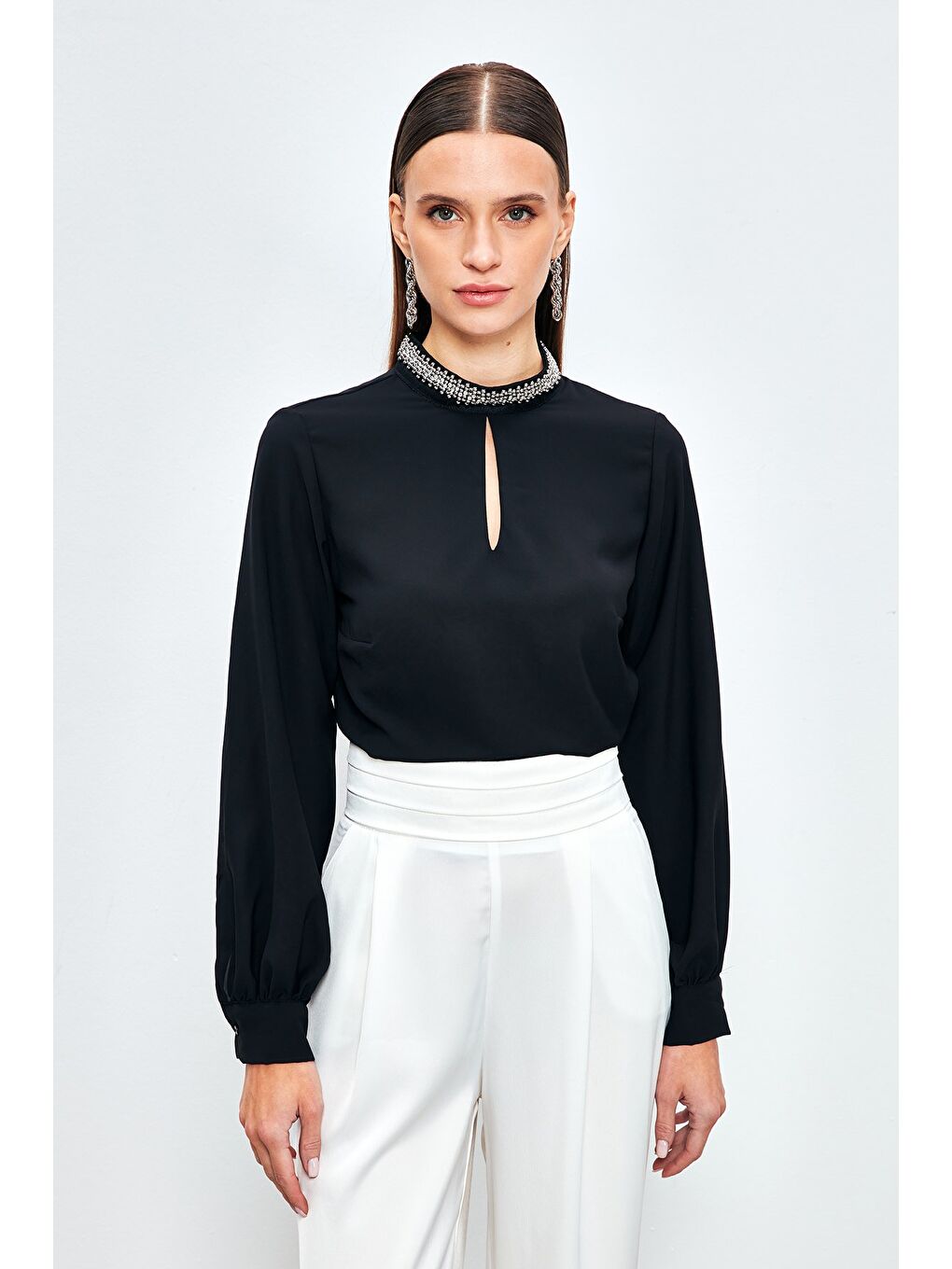 Yaka Aksesuarlı Bluz - Siyah-1