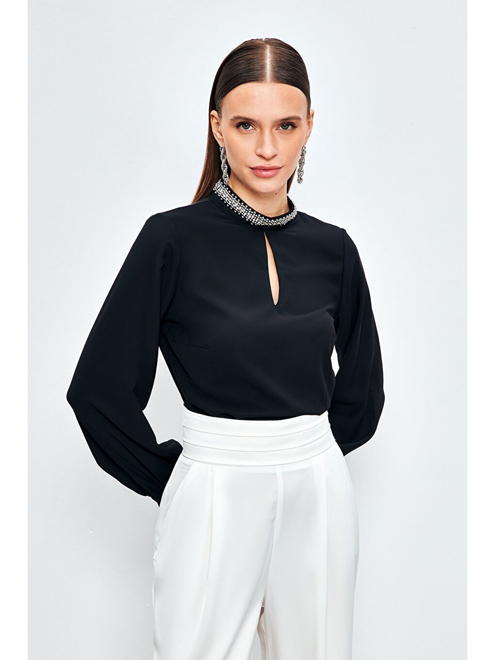 Yaka Aksesuarlı Bluz - Siyah-2