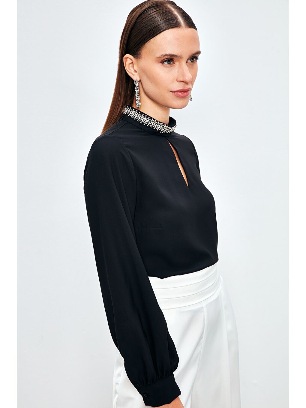 Yaka Aksesuarlı Bluz - Siyah-3