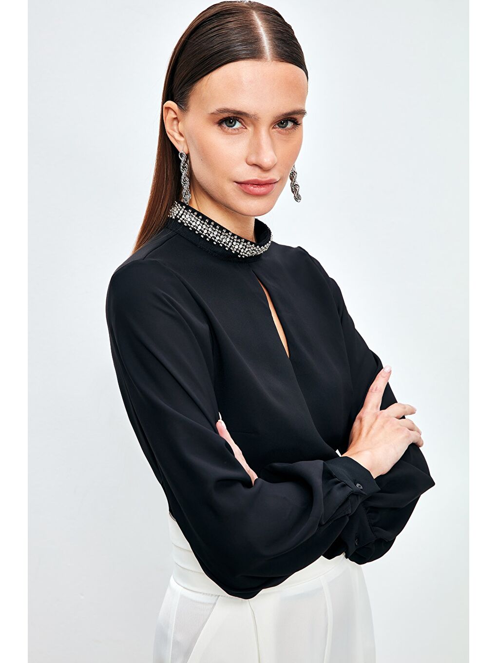 Yaka Aksesuarlı Bluz - Siyah-4