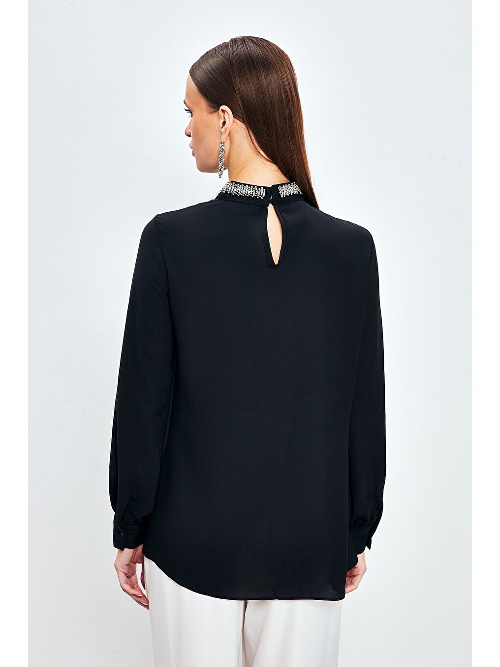 Yaka Aksesuarlı Bluz - Siyah-5