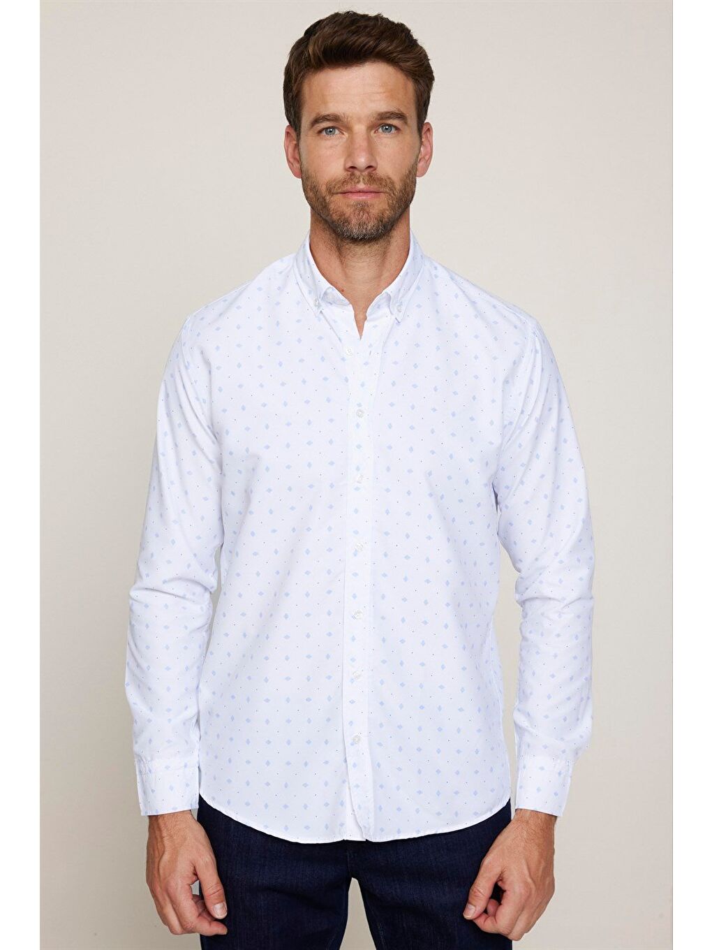 Beyaz Erkek Regular Fit Klasik Kesim Düğmeli Yaka Baskılı Biyeli Gömlek