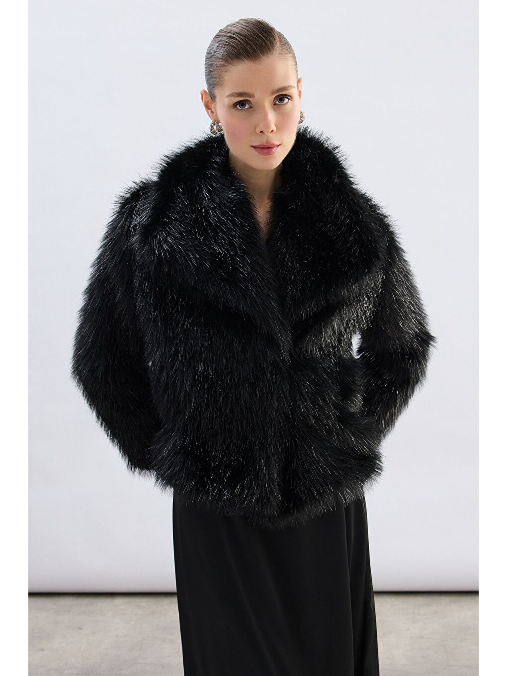 Geniş Yakalı Simli Kürk - Siyah