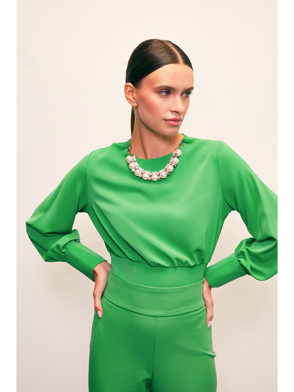 Kolye Detaylı Crop Bluz - Yeşil-1